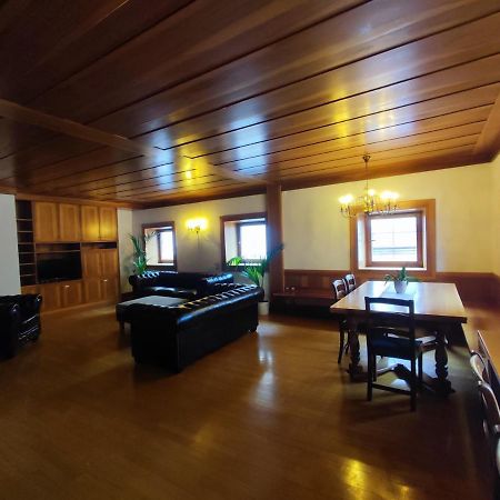 Grosse Wohnung Mit Garagenparkplatz ฟีแอ ภายนอก รูปภาพ