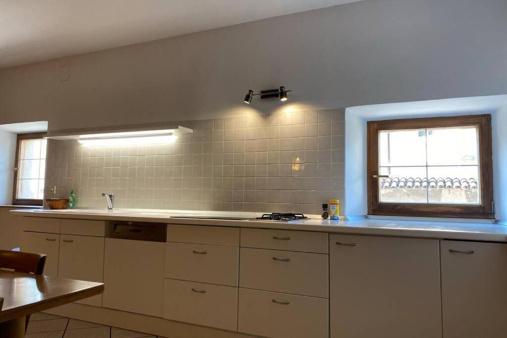 Grosse Wohnung Mit Garagenparkplatz ฟีแอ ภายนอก รูปภาพ