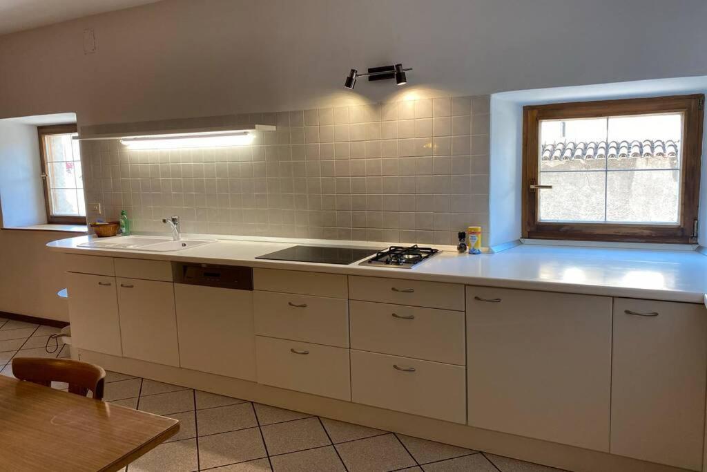 Grosse Wohnung Mit Garagenparkplatz ฟีแอ ภายนอก รูปภาพ