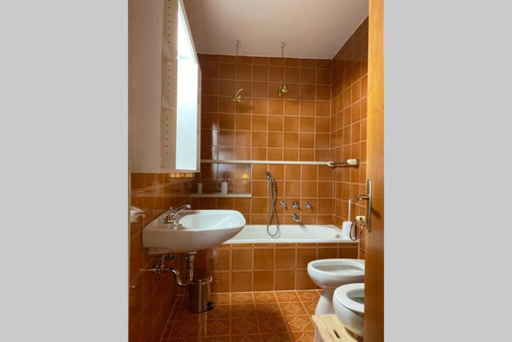 Grosse Wohnung Mit Garagenparkplatz ฟีแอ ภายนอก รูปภาพ