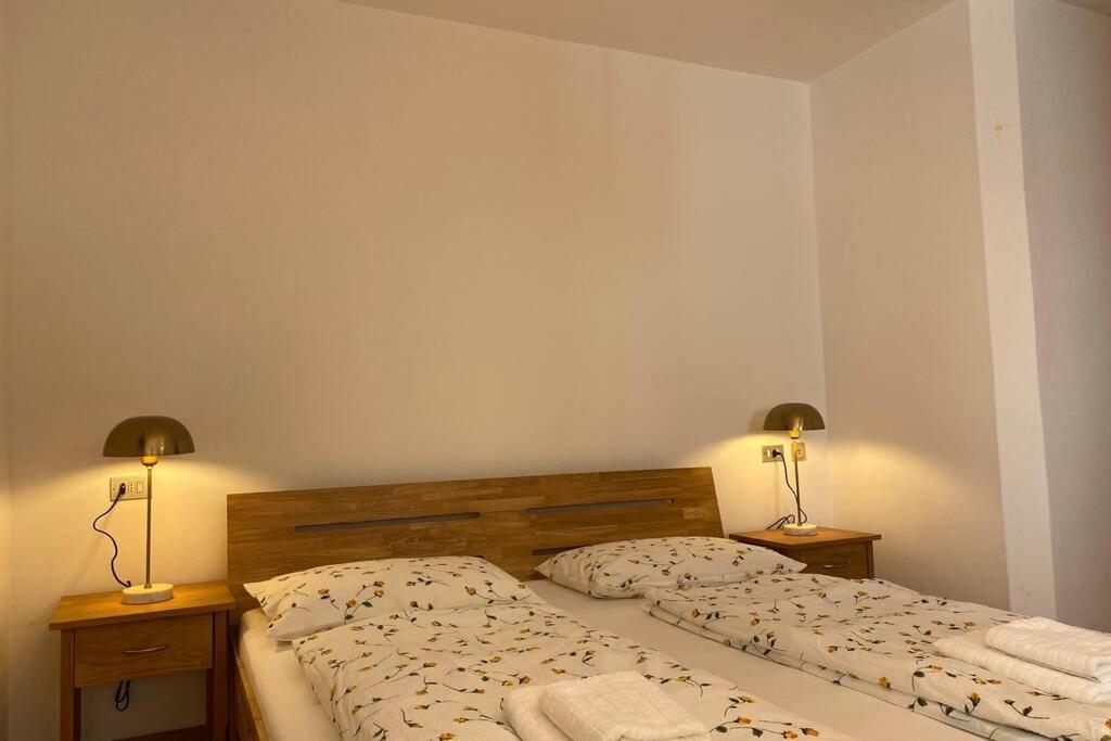 Grosse Wohnung Mit Garagenparkplatz ฟีแอ ภายนอก รูปภาพ