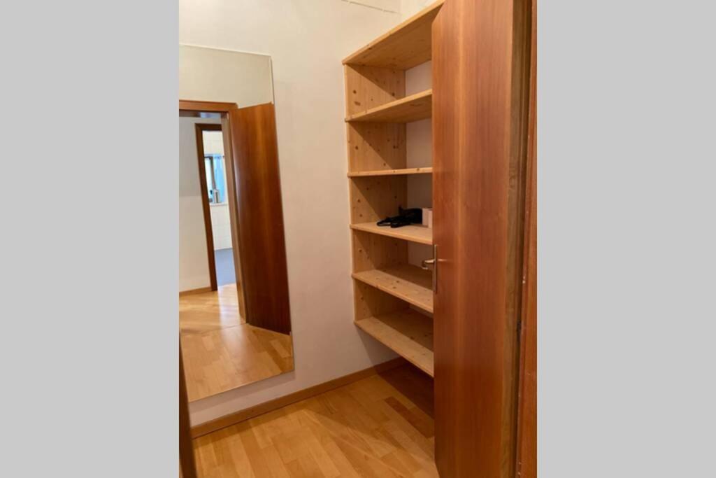 Grosse Wohnung Mit Garagenparkplatz ฟีแอ ภายนอก รูปภาพ