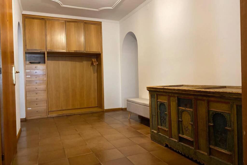 Grosse Wohnung Mit Garagenparkplatz ฟีแอ ภายนอก รูปภาพ