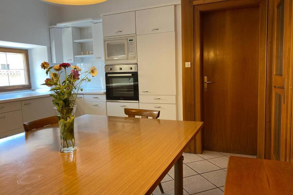 Grosse Wohnung Mit Garagenparkplatz ฟีแอ ภายนอก รูปภาพ