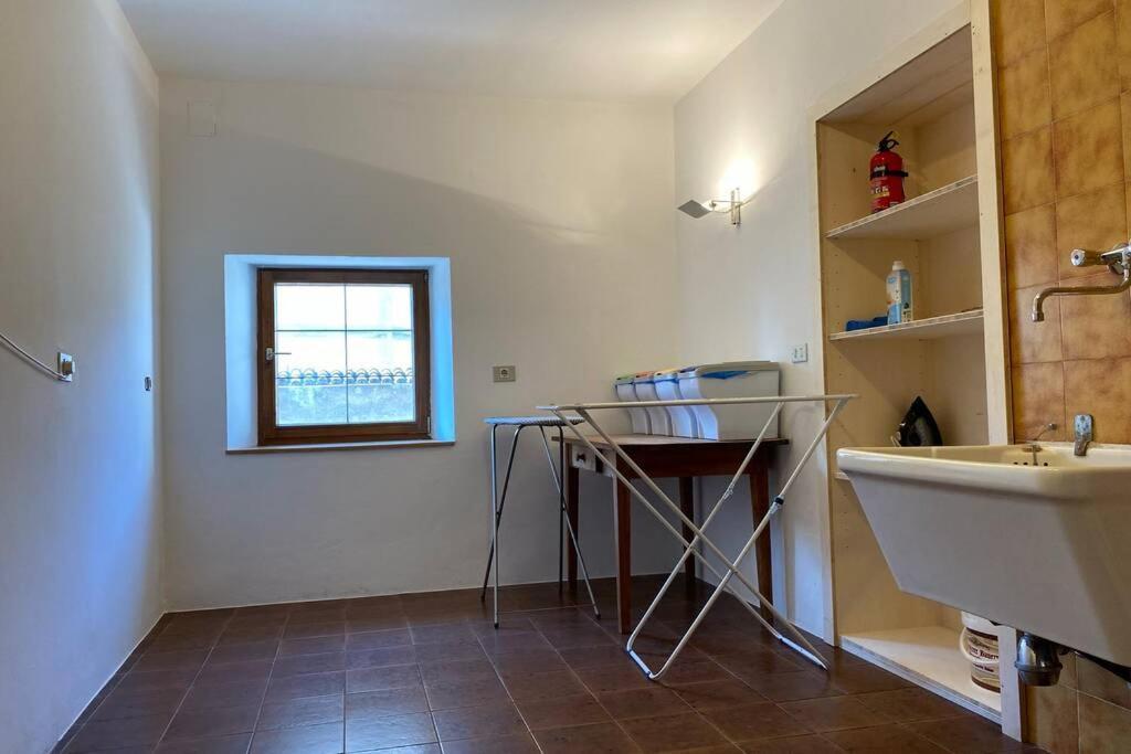 Grosse Wohnung Mit Garagenparkplatz ฟีแอ ภายนอก รูปภาพ