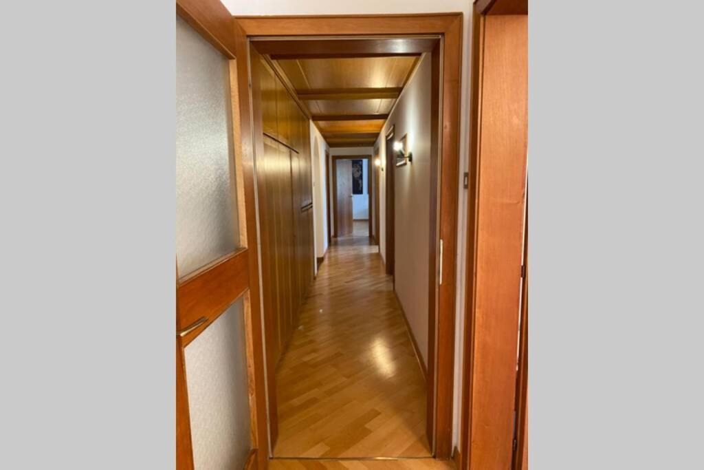 Grosse Wohnung Mit Garagenparkplatz ฟีแอ ภายนอก รูปภาพ