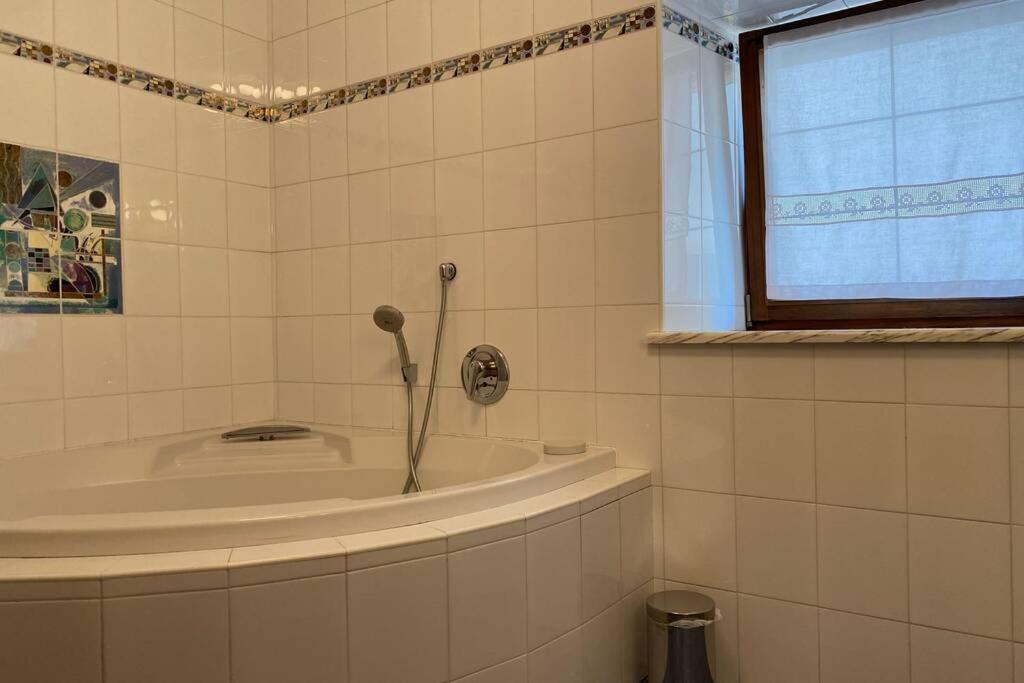 Grosse Wohnung Mit Garagenparkplatz ฟีแอ ภายนอก รูปภาพ