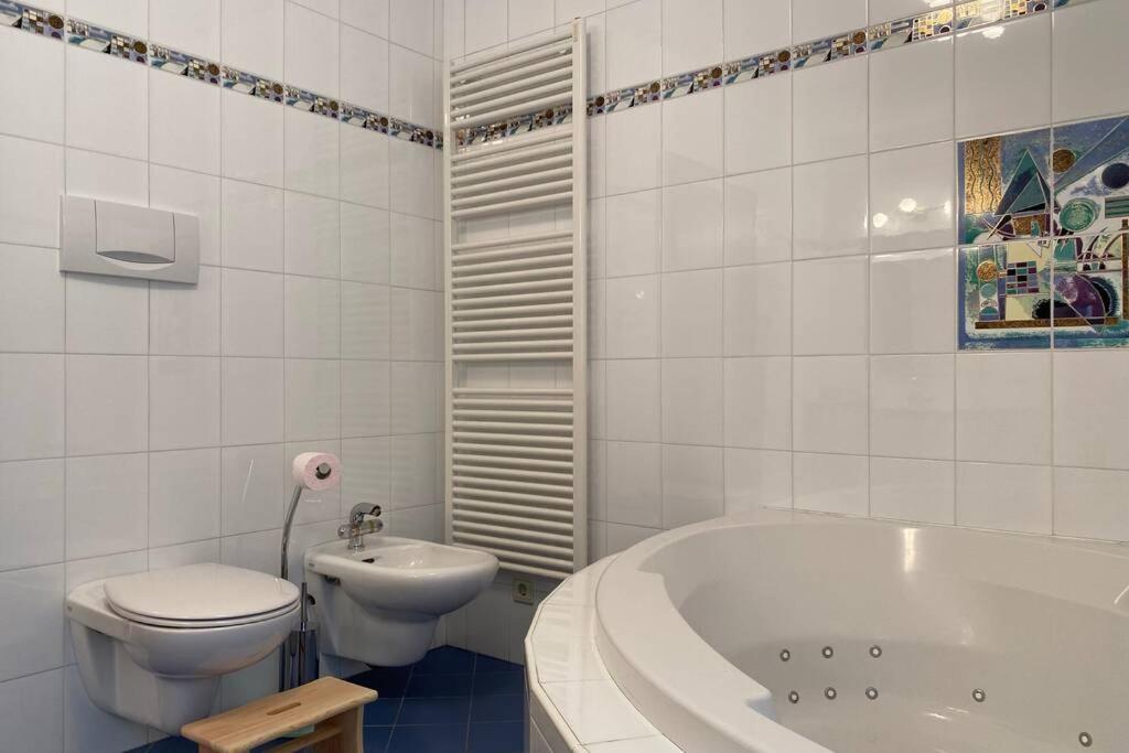 Grosse Wohnung Mit Garagenparkplatz ฟีแอ ภายนอก รูปภาพ