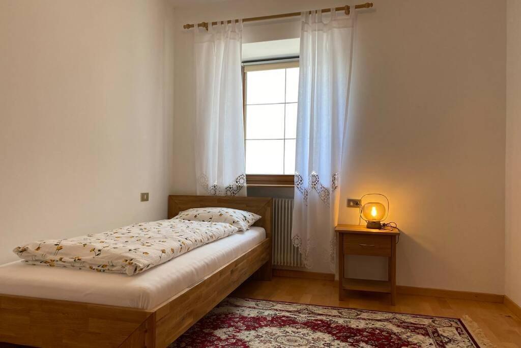 Grosse Wohnung Mit Garagenparkplatz ฟีแอ ภายนอก รูปภาพ