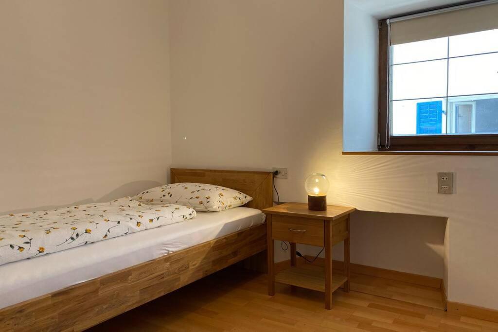 Grosse Wohnung Mit Garagenparkplatz ฟีแอ ภายนอก รูปภาพ
