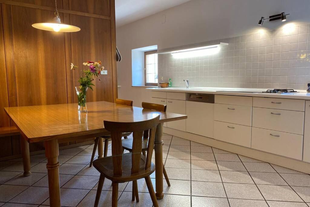 Grosse Wohnung Mit Garagenparkplatz ฟีแอ ภายนอก รูปภาพ