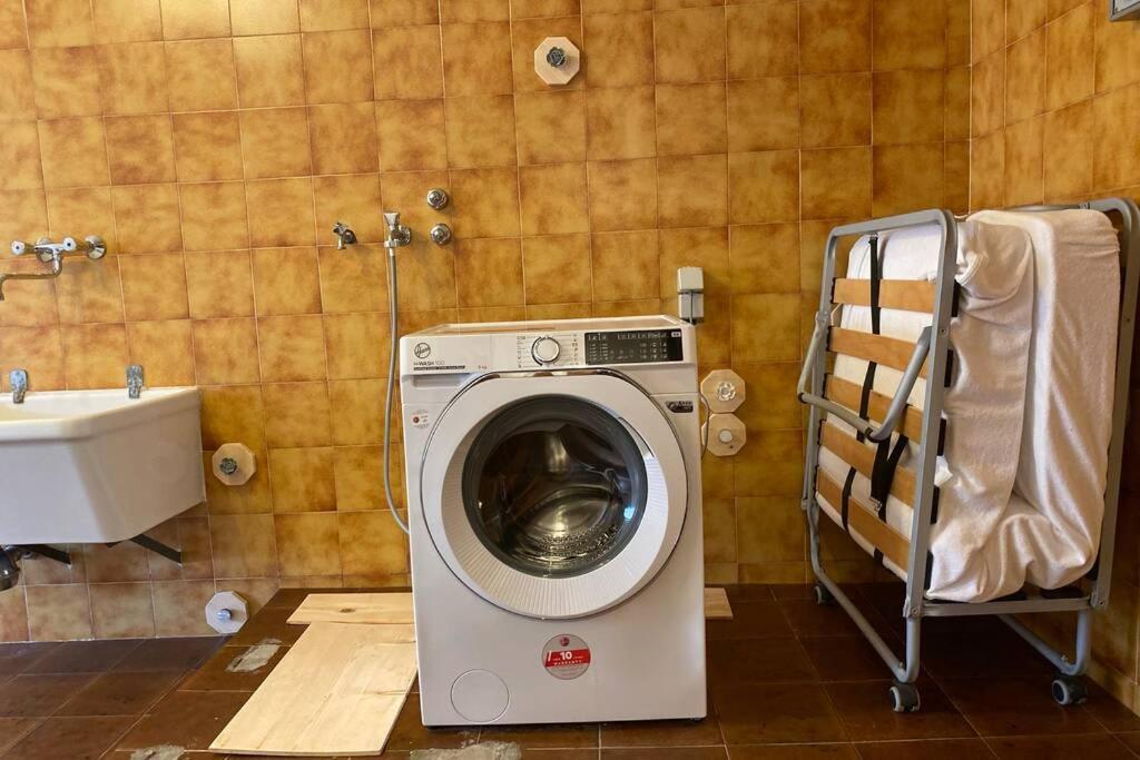 Grosse Wohnung Mit Garagenparkplatz ฟีแอ ภายนอก รูปภาพ