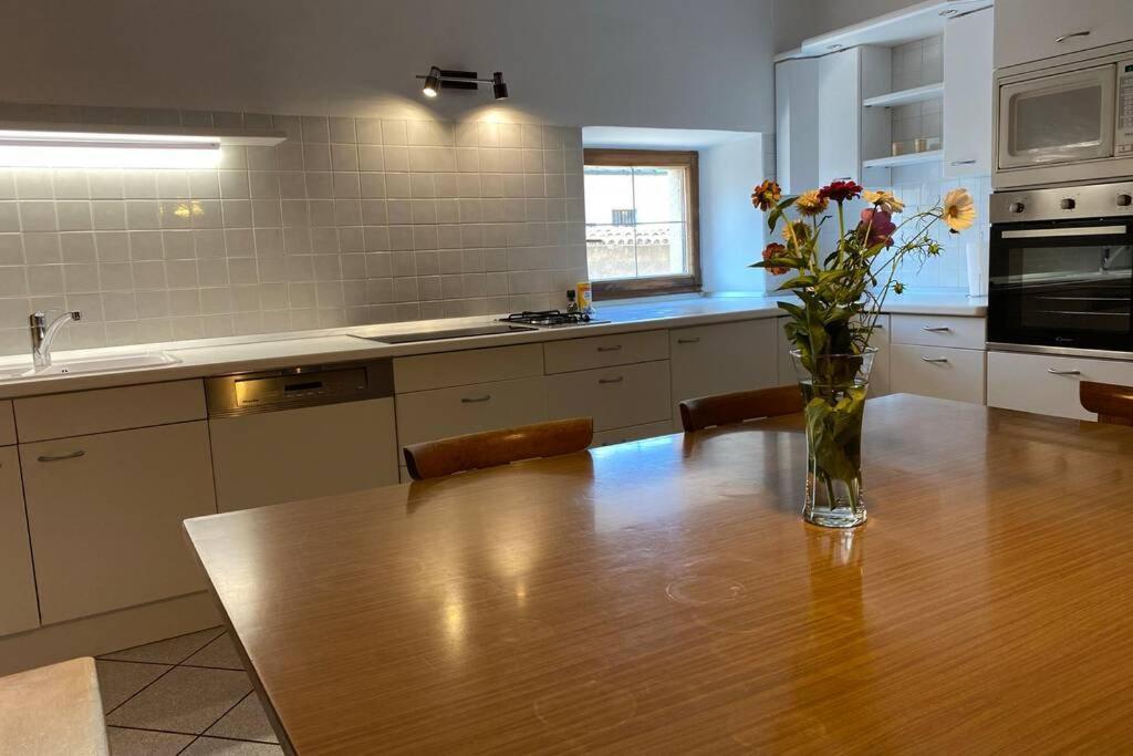 Grosse Wohnung Mit Garagenparkplatz ฟีแอ ภายนอก รูปภาพ