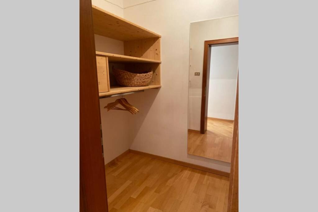 Grosse Wohnung Mit Garagenparkplatz ฟีแอ ภายนอก รูปภาพ
