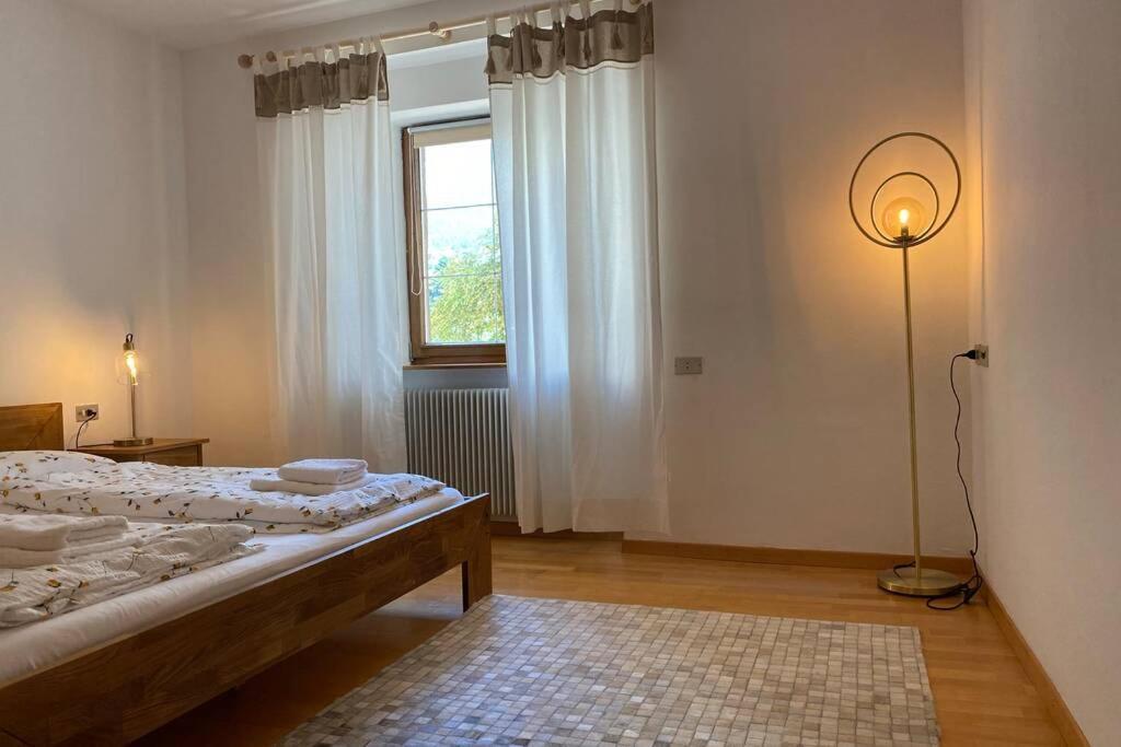 Grosse Wohnung Mit Garagenparkplatz ฟีแอ ภายนอก รูปภาพ