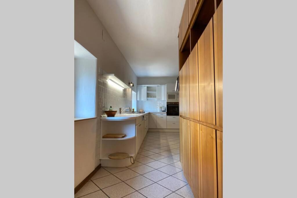 Grosse Wohnung Mit Garagenparkplatz ฟีแอ ภายนอก รูปภาพ