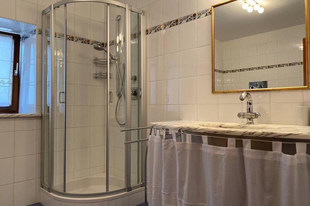 Grosse Wohnung Mit Garagenparkplatz ฟีแอ ภายนอก รูปภาพ
