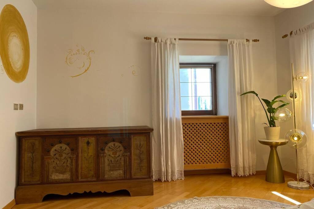Grosse Wohnung Mit Garagenparkplatz ฟีแอ ภายนอก รูปภาพ