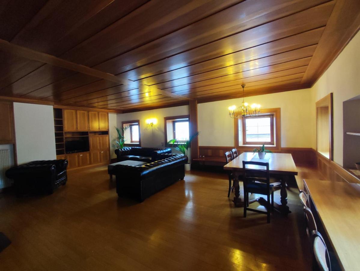 Grosse Wohnung Mit Garagenparkplatz ฟีแอ ภายนอก รูปภาพ