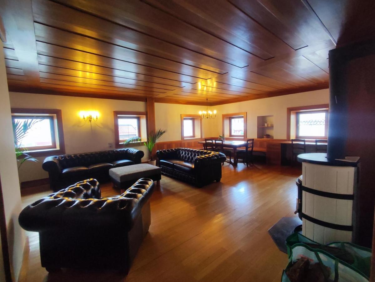 Grosse Wohnung Mit Garagenparkplatz ฟีแอ ภายนอก รูปภาพ